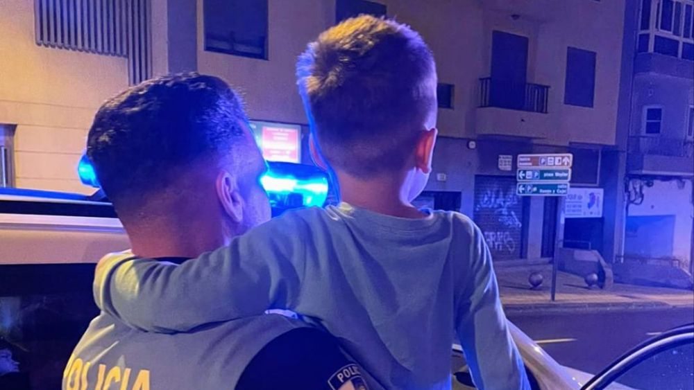 La Policía Local socorre a un niño que deambulaba por Santa Cruz de