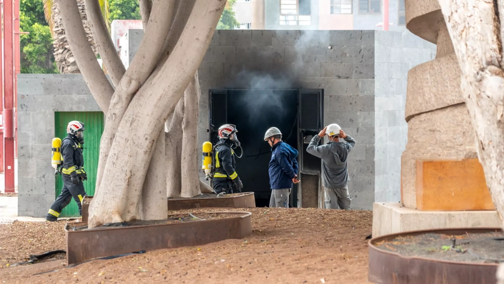 Un incendio en una estación de Endesa provoca cortes de luz en dos