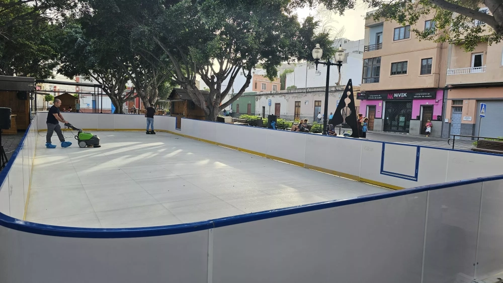 Telde Instala Una Pista De Patinaje Sobre Hielo De Metros Cuadrados