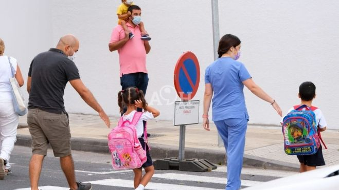 Niños comienzan la vuelta al cole en años anteriores. / AH / Archivo