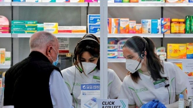 Un cliente compra medicamentos en una farmacia / Archivo