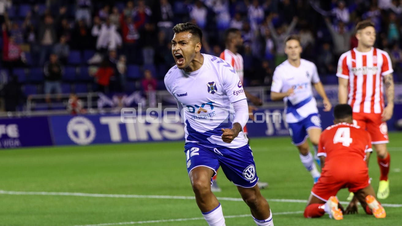 Тенерифе расинг. Полузащитник Тенерифе. Тенерифе ФК. CD Tenerife. Тенерифе футболист Адриано Юсте Омельченко.