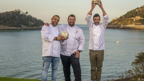 El equipo de El Rincón de Juan Carlos celebra los tres soles otorgados por la Guía Repsol./