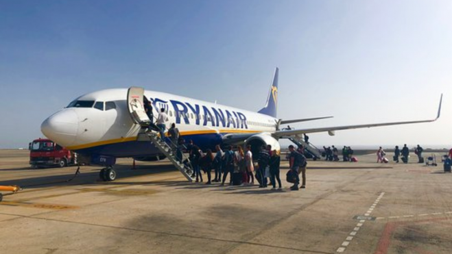 Un avión de Ryanair en el aeropuerto de Fuerteventura./ Archivo Un avión de Ryanair en el aeropuerto de Fuerteventura./ Archivo