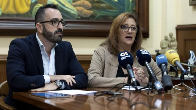 Doris Borrego (derecha), presidenta de ASCAV, habla en rueda de prensa junto con Javier Valentín, vicepresidente y asesor jurídico de la asociación./ EFE/Miguel Barreto