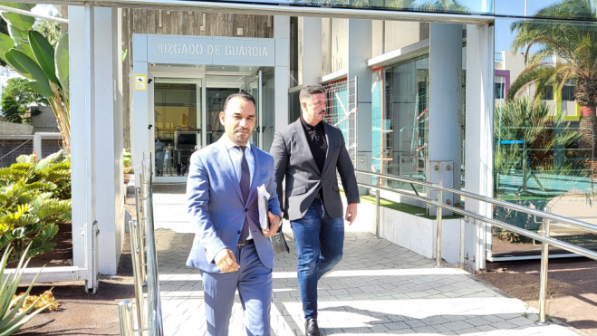 Rayco González (d), uno de los investigados en el 'caso Mascarillas', saliendo del juzgado junto a su abogado. / Atlántico Hoy