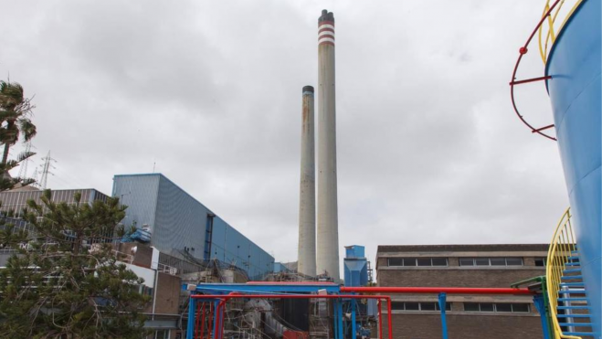 Imagen de las dos chimeneas de Endesa en Jinámar, la infraestructura humana más alta de Canarias. / Endesa Imagen de las dos chimeneas de Endesa en Jinámar, la infraestructura humana más alta de Canarias. / Endesa