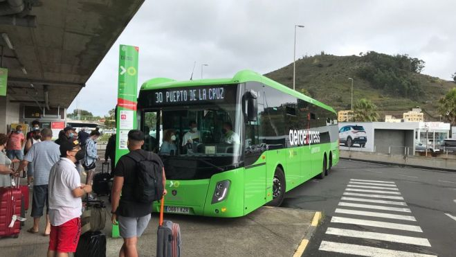 Guagua de Titsa en la estación de Santa Cruz de Tenerife. / Cabildo de Tenerife 