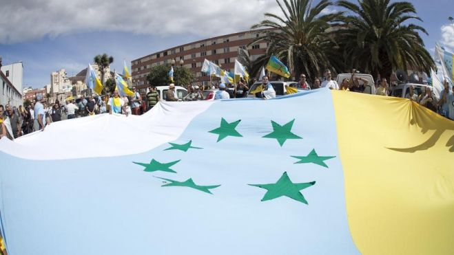 Bandera de las siete estrellas verdes en una marcha por la independencia canaria. /Efe