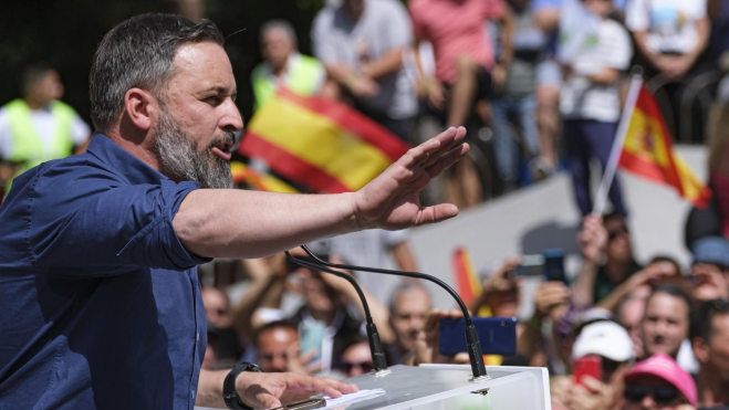 El presidente de Vox, Santiago Abascal, durante su intervención en un acto político celebrado en la capital grancanaria. / Ángel Medina G. - EFE