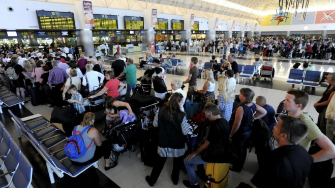 Pasajeros facturando en la terminal internacional del aeropuerto de Gran Canaria / EFE-ELVIRA URQUIJO