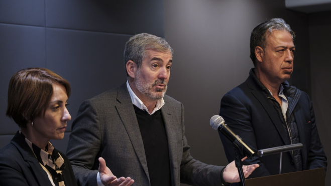 Onalia Bueno, Fernando Clavijo y Antonio Ortega en una rueda de prensa sobre el FDCAN / EFE - ÁNGEL MEDINA G.