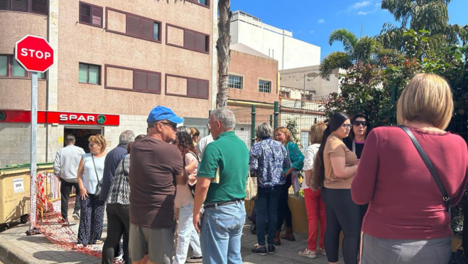 Vecinos del barrio de Guanarteme concentrados en el huerto urbano de Luchana / ATLÁNTICO HOY (1)