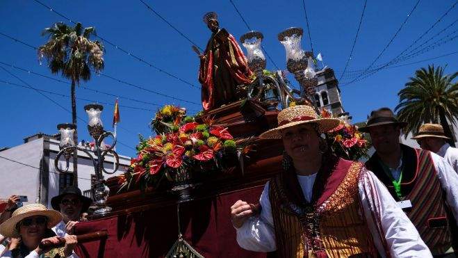Varias personas portan la figura de San Marcos este sábado durante la 55º edición de la tradicional romería de Tegueste en su honor. EFE/ ALBERTO VALDÉS Varias personas portan la figura de San Marcos este sábado durante la 55º edición de la tradicional romería de Tegueste en su honor. EFE/ ALBERTO VALDÉS