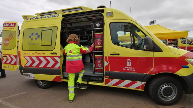 Una ambulancia del Servicio Canario de Urgencias como la que atendió al motorista herido y está en estado grave. / 112 CANARIAS Una ambulancia del Servicio Canario de Urgencias como la que atendió al motorista herido y está en estado grave. / 112 CANARIAS