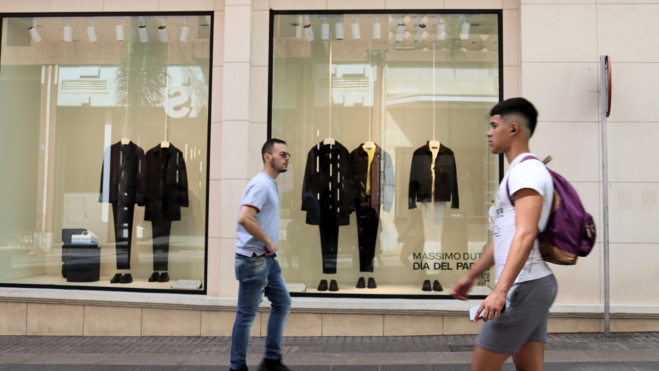 Dos personas pasean delante del escaparate de una tienda de ropa en Santa Cruz de Tenerife. ATLÁNTICO HOY