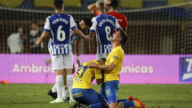 Jonathan Viera y Marc Cardona, emocionados, se abrazan tras finalizar el partido y celebran el ascenso de la UD Las Palmas a Primera División. / ELVIRA URQUIJO A.-EFE