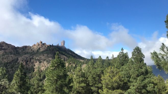 En lo más alto está el Roque Nublo, siempre, para que no nos confundamos nunca de camino. Las otras sombras y los otros nublos.