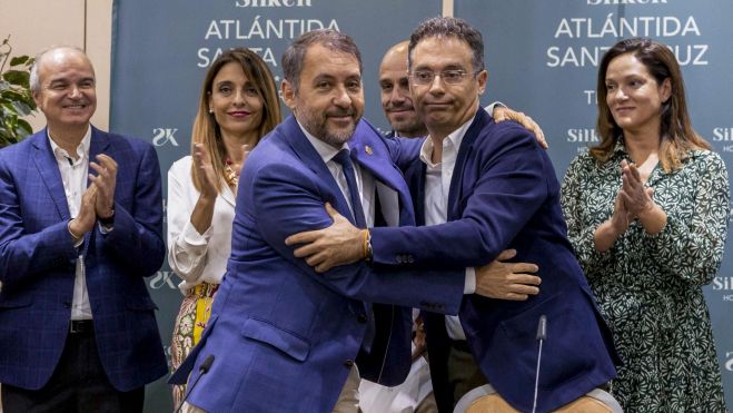El alcalde José Manuel Bermúdez y el popular Carlos Tarife, tras firmar el acuerdo de gobierno para Santa Cruz de Tenerife. / MIGUEL BARRETO-EFE El alcalde José Manuel Bermúdez y el popular Carlos Tarife, tras firmar el acuerdo de gobierno para Santa Cruz de Tenerife. / MIGUEL BARRETO-EFE
