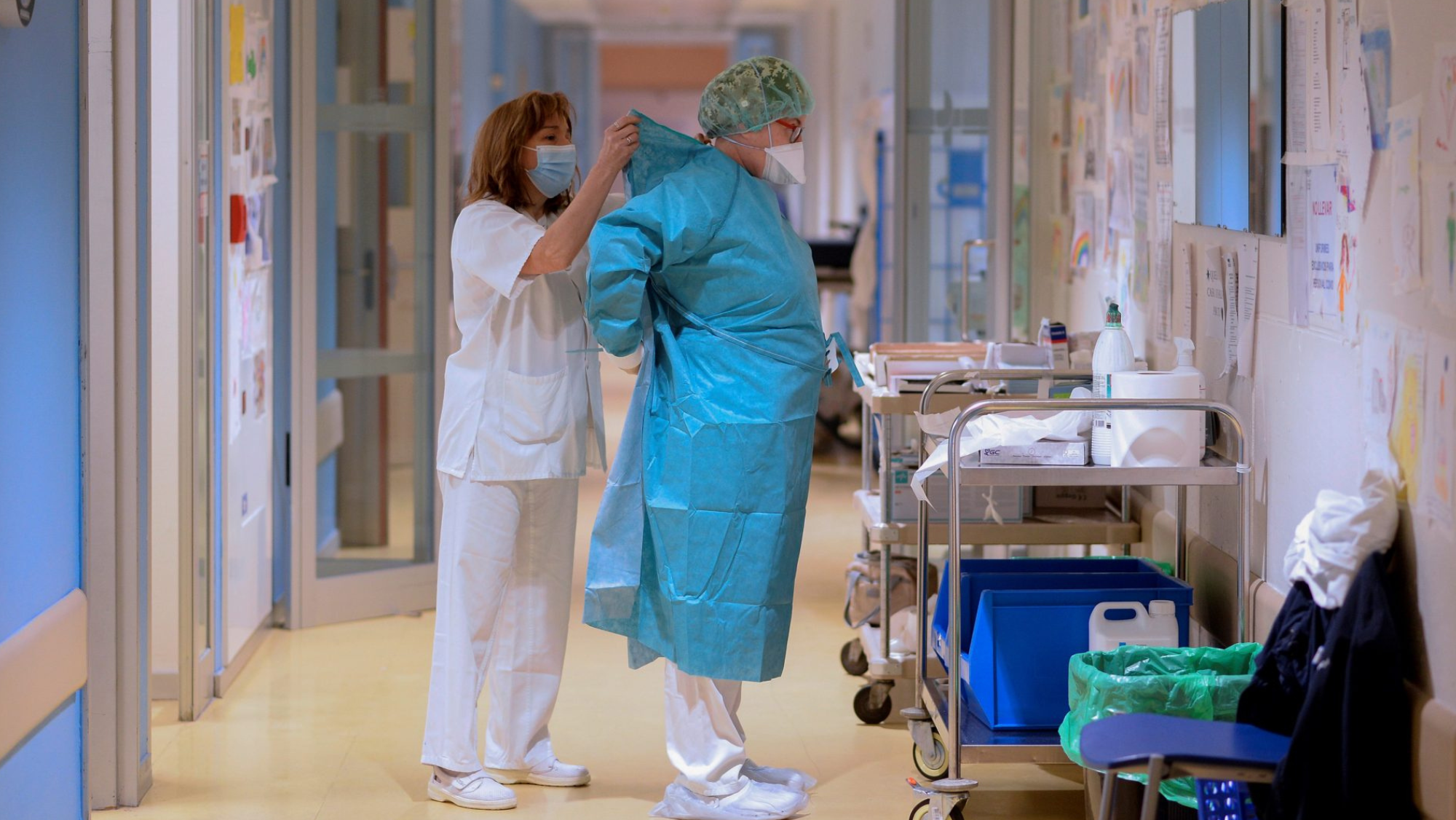 Sanitarios en un hospital tratando leucemia/ EFE - NACHO GALLEGO