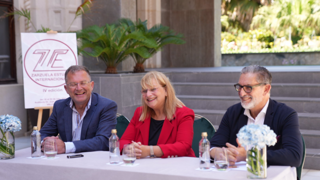 De izq a dcha, José Luis Rodríguez,la maestra Isabel Costes y Manuel Martínez Fresno en al presentación de la actividad / CEDIDA