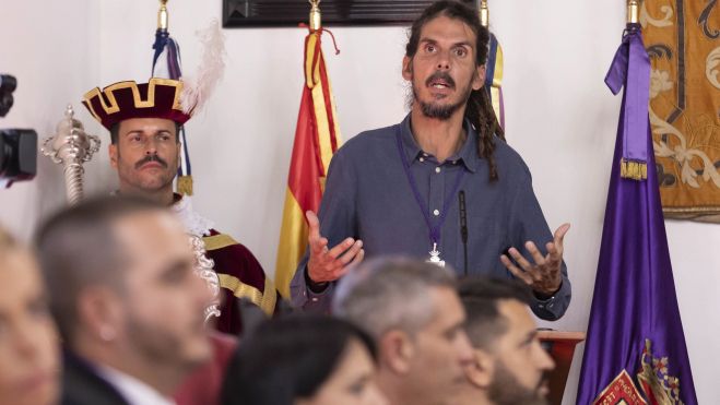 El portavoz de Drago Verdes Canarias, Alberto Rodríguez (c), durante su discurso en la sesión constituyente del Ayuntamiento de La Laguna en la que tomó posesión como alcalde Luis Yeray Gutíerrez, del PSOE, por mayoría simple. / MIGUEL BARRETO-EFE