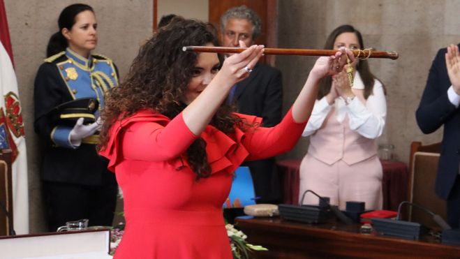 La socialista Jennifer Miranda recibe el bastón de mando de Granadilla./ CEDIDA La socialista Jennifer Miranda recibe el bastón de mando de Granadilla./ CEDIDA