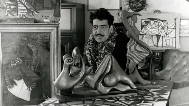 Óscar Domínguez rodeado por sus creaciones en su estudio de París./Redes. Óscar Domínguez rodeado por sus creaciones en su estudio de París./Redes.