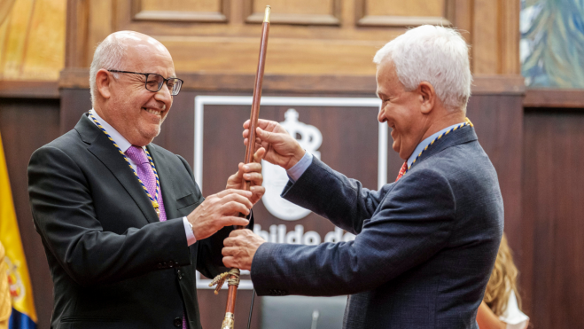 Morales recibiendo el bastón de mando / ÁNGEL MEDINA G.