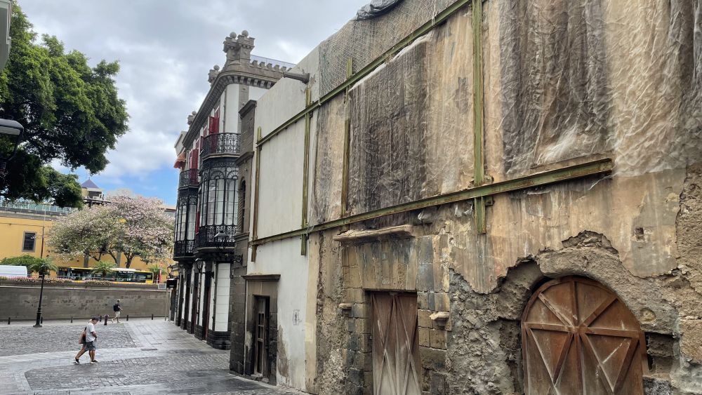 Fachada de la Casa del Deán en la calle Herrería. / AH