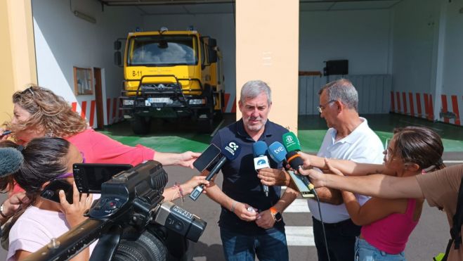 El presidente de Canarias, Fernando Clavijo, actualiza los últimas datos del incendio de Puntagorda / GOBIERNO DE CANARIAS