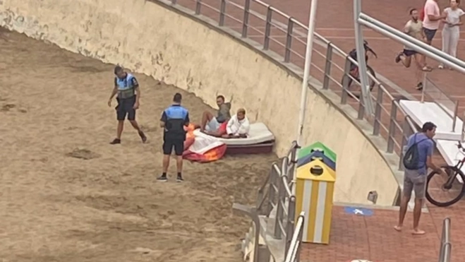 Agentes de la Policía Local desalojando a las personas / CEDIDA