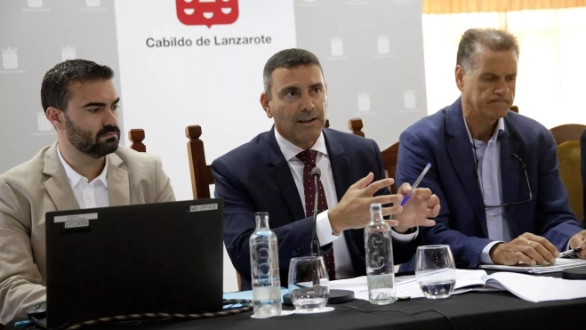 El presidente del Cabildo de Lanzarote, Oswaldo Betancort, junto al consejero de Aguas insular, Domingo Cejas, y el gerente de Canal Gestión Lanzarote, David González / CEDIDA