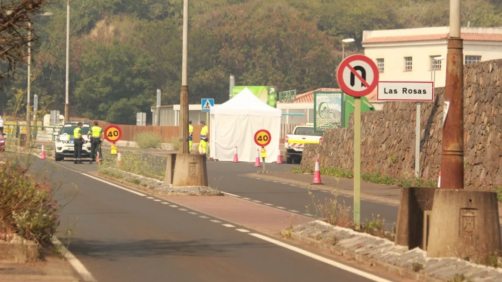 Retén de la Guardia Civil en Las Rosas, en el municipio de El Rosario./ ÁLVARO OLIVER - AH