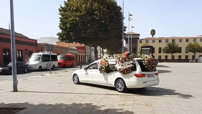 Imagen de un coche fúnebre en la plaza del Cristo de La Laguna / 