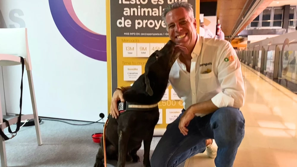 Guillermo Alfaro y su labrador Max, creadores de '¡Appmypets' / ATLÁNTICO HOY