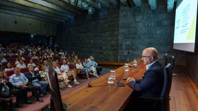 El director general de Ordenación, Formación y Promoción Turística del Gobierno de Canarias, Miguel Ángel Rodríguez, durante una reunión de la consulta pública sobre la ley regulación del alquiler vacacional. / EFE-RAMÓN DE LA ROCHA