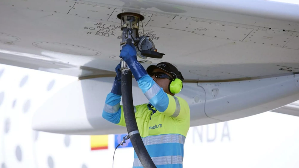 Un operario realiza la maniobra para recargar un avión durante la presentación del nuevo combustible sostenible (SAF) / EUROPA PRESS