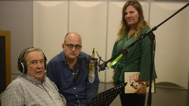 Jerónimo Saavedra, en Las Palmas de Gran Canaria, durante los trabajos de doblaje de voces de 'Benito Pérez Buñuel' junto a Luis Roca y Marta de Santa Ana. / AH