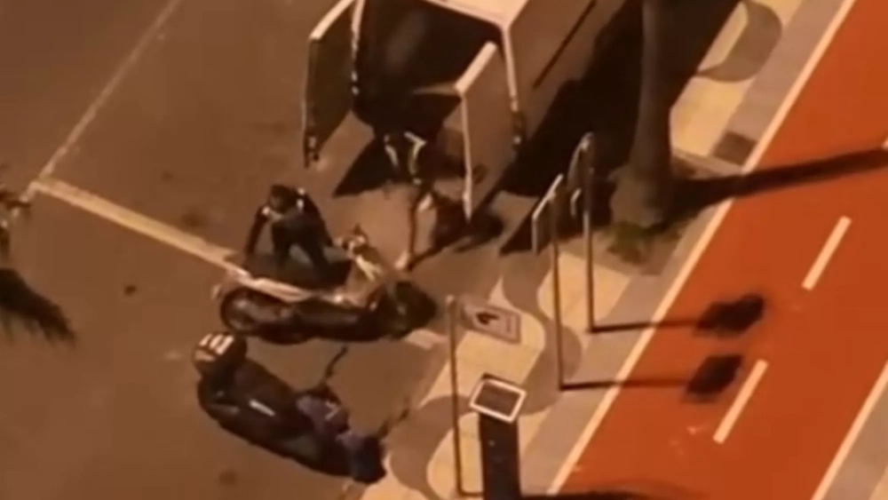 Un Vídeo Capta A Dos Ladrones De Motos Con Las Manos En La Masa En Las Palmas De Gran Canaria 0240