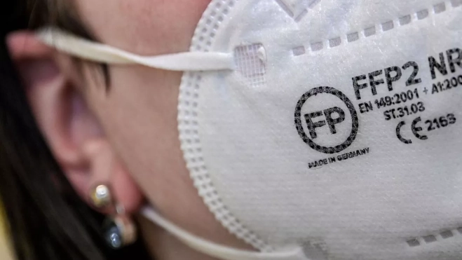 Imagen de una mujer con una mascarillas FP2, material sanitario. / ARCHIVO EFE Imagen de una mujer con una mascarillas FP2, material sanitario. / ARCHIVO EFE