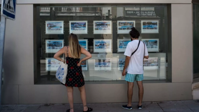 Jóvenes mirando el precio de la vivienda / EUROPA PRESS