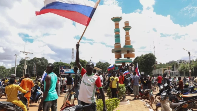 Un hombre ondea una bandera de Rusia en Burkina Faso, en el corazón del Sahel. / ASSANE OUEDRAOGO-EFE Un hombre ondea una bandera de Rusia en Burkina Faso, en el corazón del Sahel. / ASSANE OUEDRAOGO-EFE