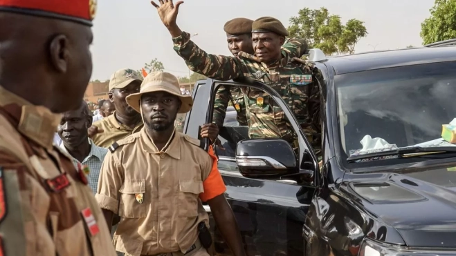 El coronel Ibroh Amadou Bacharou saluda en una manifestación contra el ejército francés en Níger. / ISSIFOU DJIBO-EFE/EPA/Issifou Djibo)