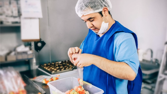 Una persona con discapacidad en su puesto de trabajo. / CEDIDA