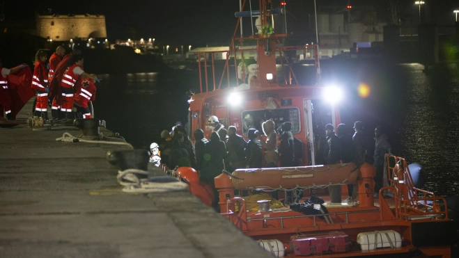 Salvamento Marítimo desembarca en Arrecife a varias personas rescatadas durante la noche. / EFE