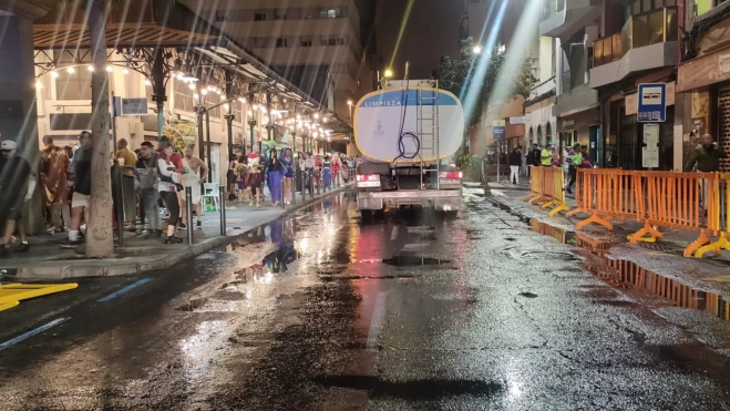 Camión de Limpieza del Ayuntamiento de Las Palmas de Gran Canaria / AYUNTAMIENTO DE LAS PALMAS DE GRAN CANARIA Camión de Limpieza del Ayuntamiento de Las Palmas de Gran Canaria / AYUNTAMIENTO DE LAS PALMAS DE GRAN CANARIA