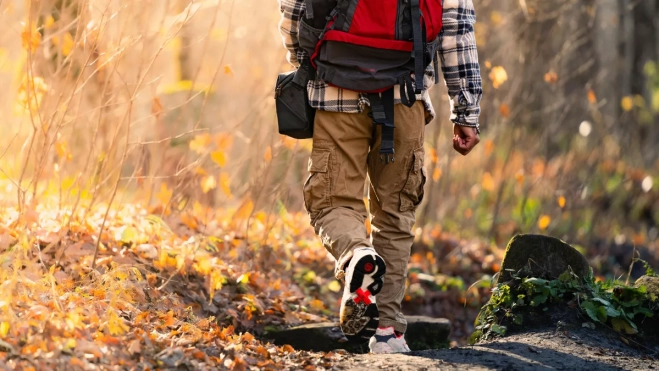 Imagen de archivo una persona caminando por un sendero / Pexels