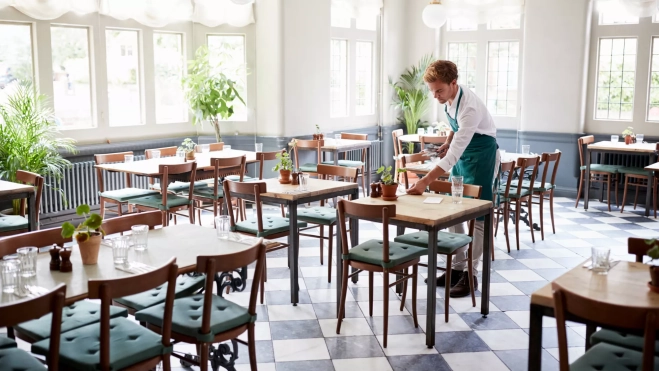 Un camarero trabajando en un restaurante / AH 