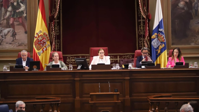 Mesa del Parlamento de Canarias. / CEDIDA